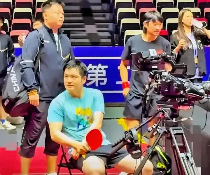 果然美貌在实力面前不值一提！谁能想到啊！刚打完球的樊振东，头发乱成草，衣
