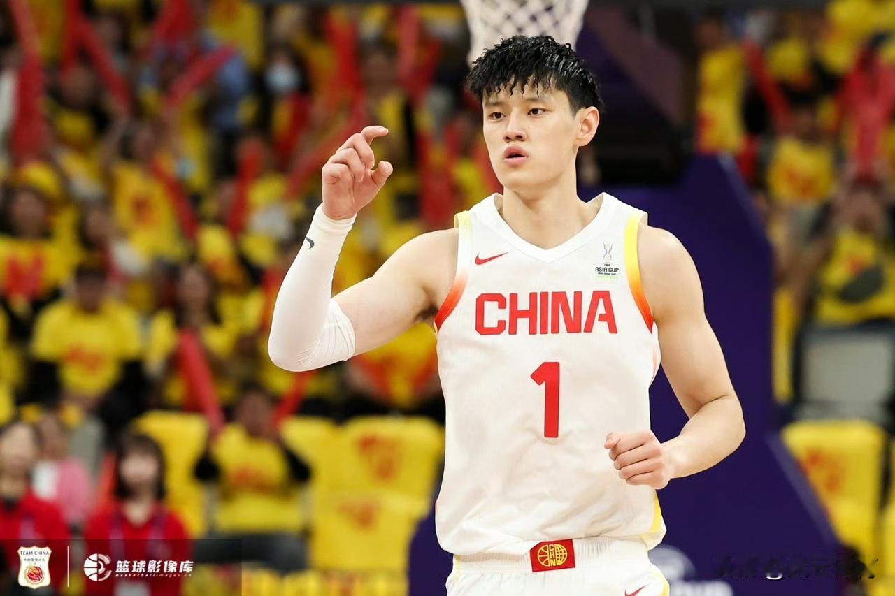 中国男篮集训大名单出炉！北京时间11月12日，中国篮协公布2027篮球世界杯