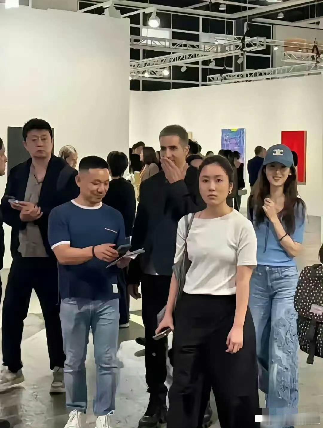 原来刘强东老婆现实中长这样的。