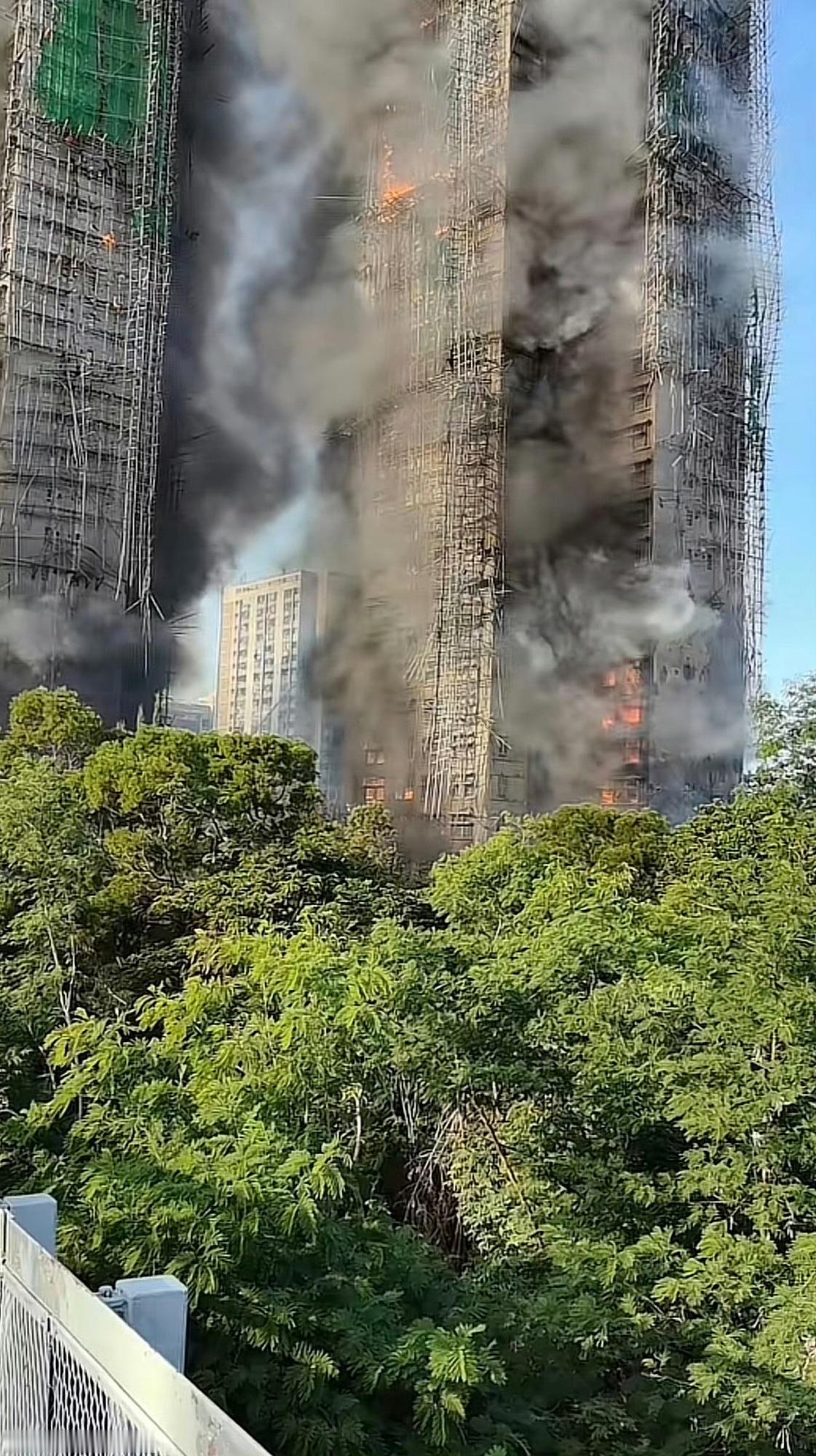 今天香港发生火灾，8栋楼全着火，无法回家的居民们也只能无奈的看着自己着火的家园！