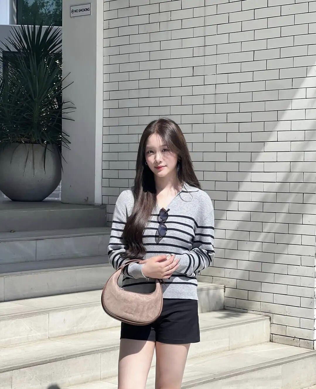 阳光正好，把日常的温柔藏进条纹里✨