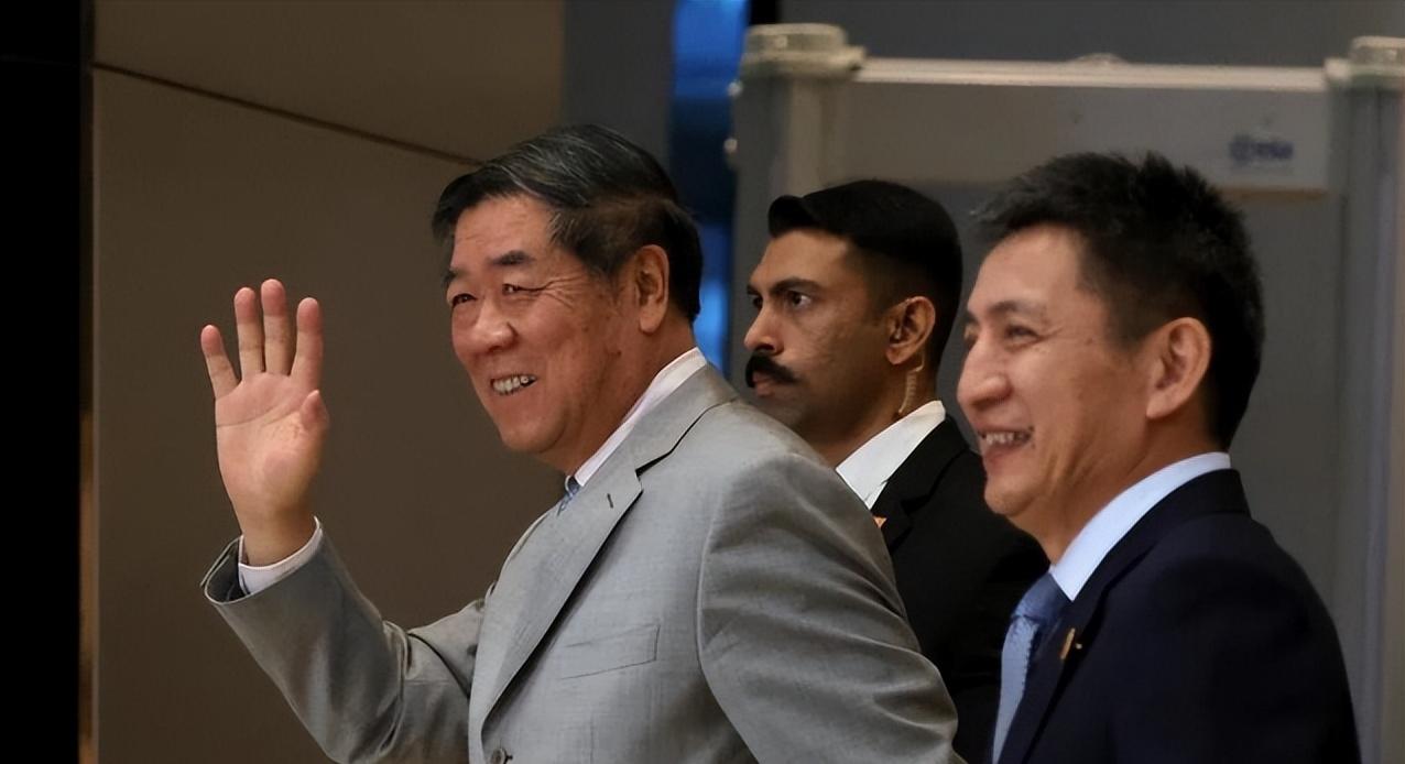 有人问美国人坐飞机不远万里来亚洲了,为什么不直接在中国会谈,而是选择了马来西亚。