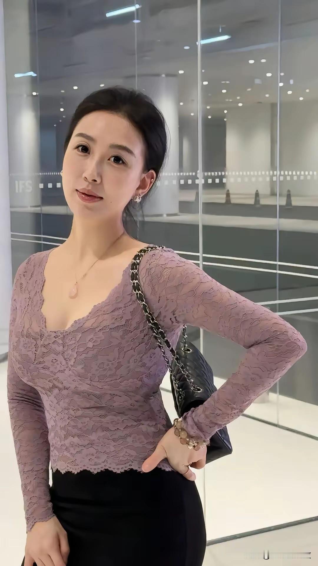 优雅气质穿搭，蕾丝上衣搭配黑色半身裙，5公里训练