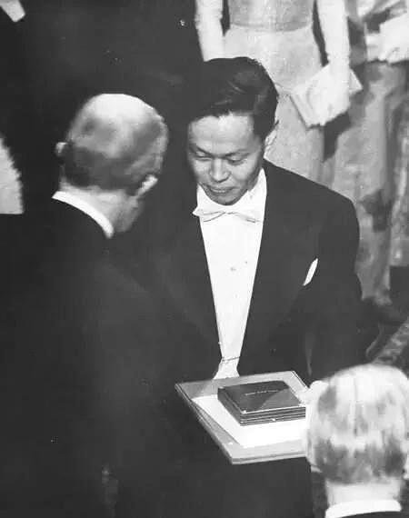 就在刚刚，得知我国著名的物理学家杨振宁先生逝世，享年103岁。1954年提出的
