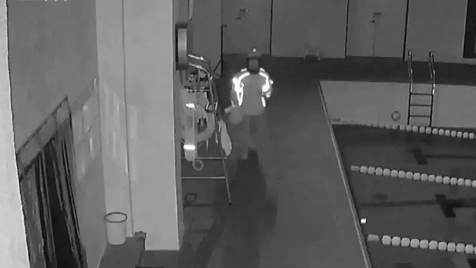 “这到底谁的错？”浙江嘉兴，翁女士像往常一样前往6plus游泳健身中心锻炼，结束