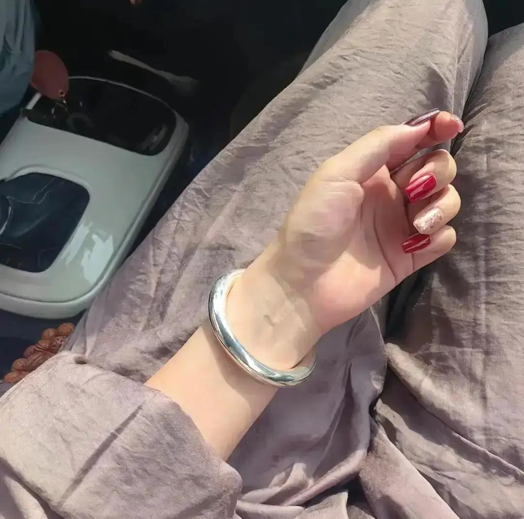 银价腰斩！5块8一克去年10块，今天5块8，直接砍半。银饰柜台被挤爆，有人