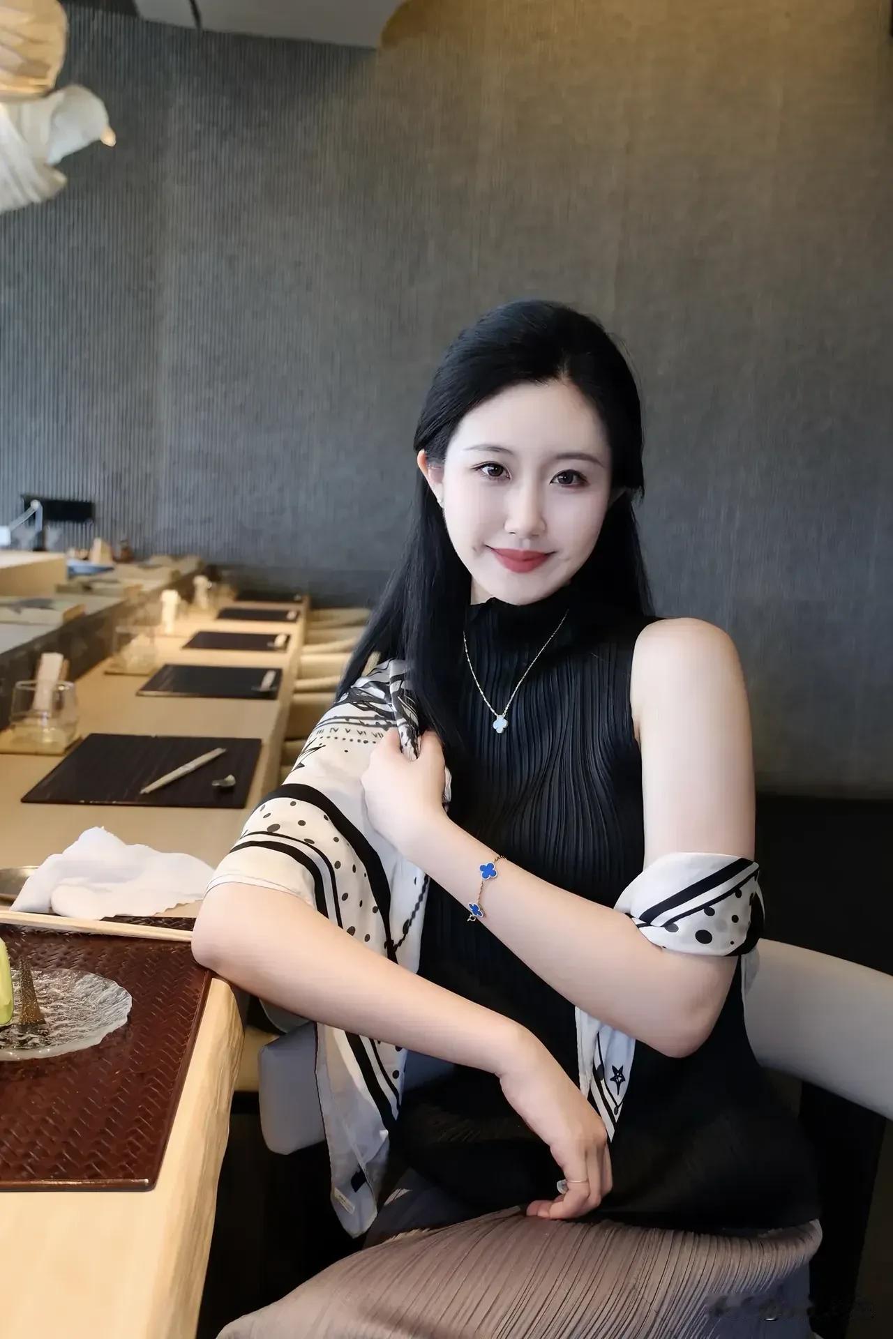 成年人的世界，心里兵荒马乱，嘴上一言不发，眼睛里看尽人间沧桑，何以言，何能言，与