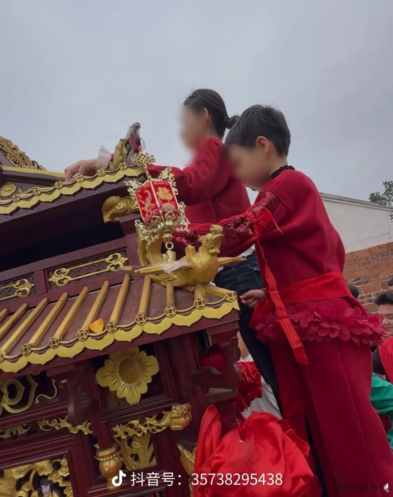 妈祖巡游小孩衣服手臂与腰上的红腰带，是典型民俗活动人物的仪式绑法。所以，这是有