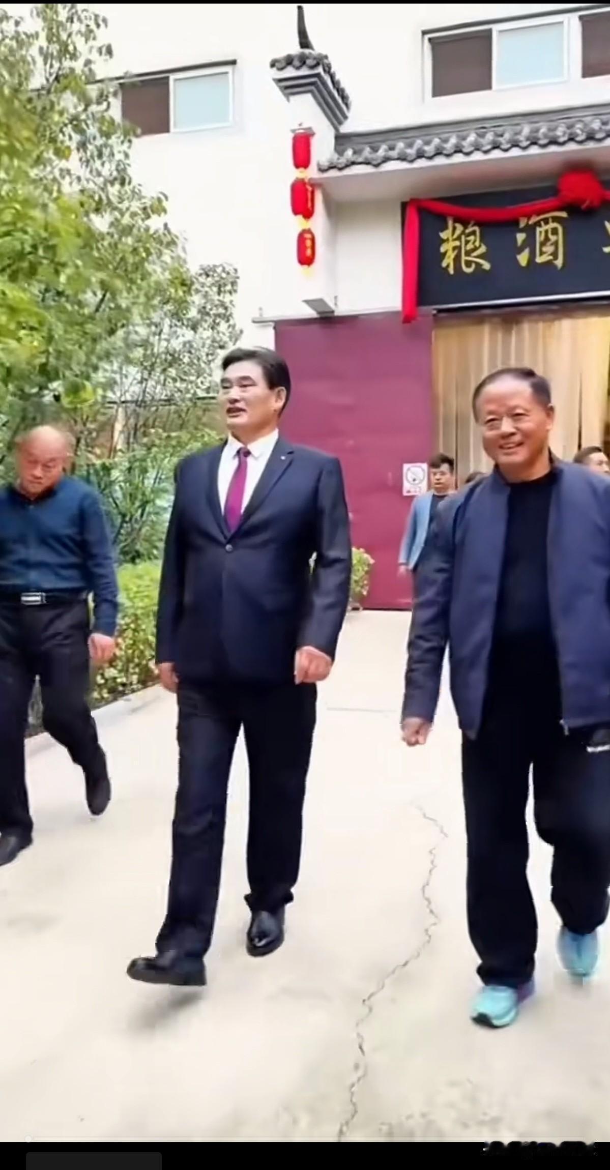 大衣哥朱之文老师，气场不输师父蒋大为先生，阔步挺胸，气宇轩昂，走出了厅级干