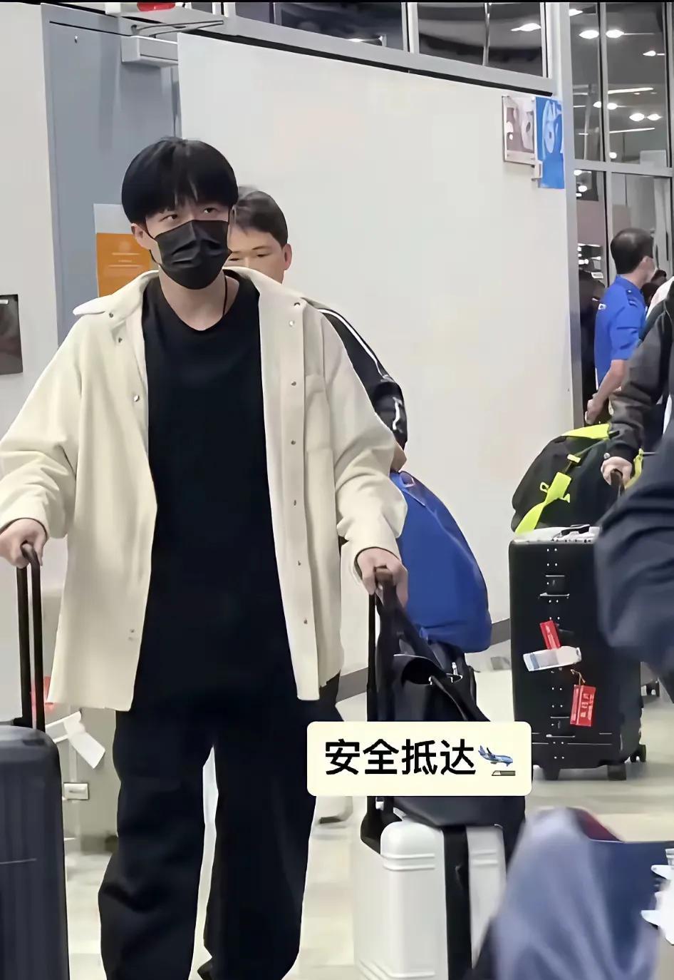 国乒队伍安全抵达拉斯维加斯！二十来号人拖着比人还高的行李箱，鼓鼓囊囊塞满装备，一