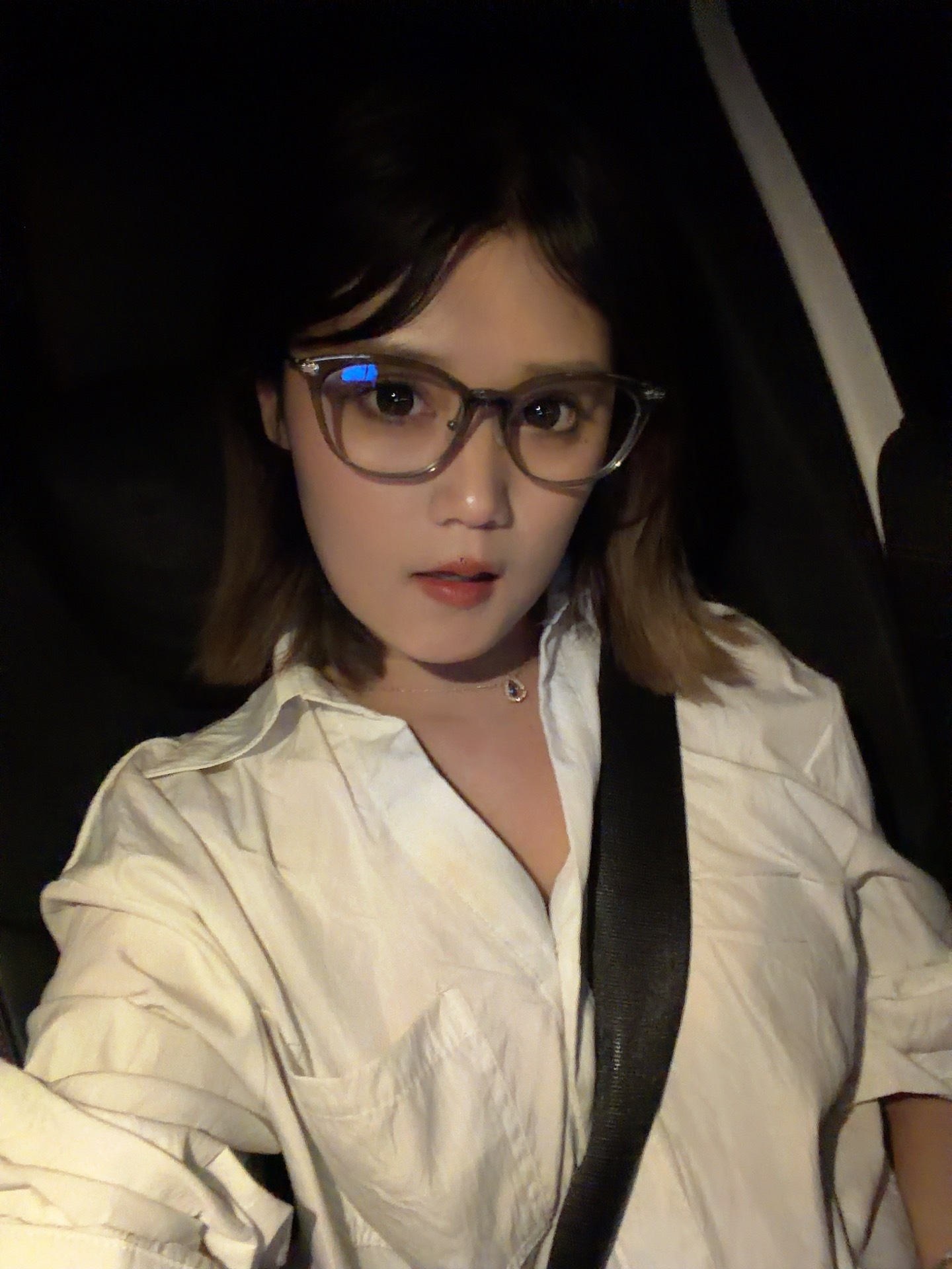 [吐舌头眯眼睛笑]​​​