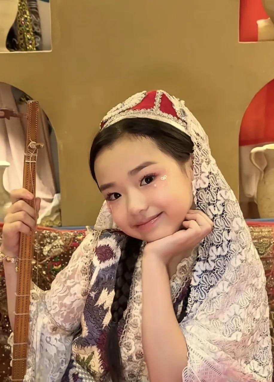 总觉得小酒窝跟小s二女儿有点像！都有着超出年龄的成熟感，一颦一笑没有同龄人的纯