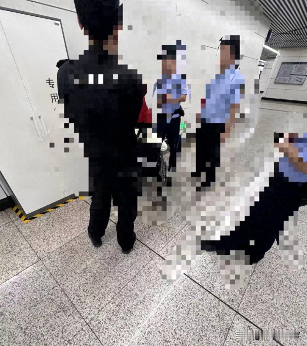 厚颜无耻！北京，一大学生乘坐地铁时意外摔倒碰到了旁边一名女子的腿上，不料，女子直