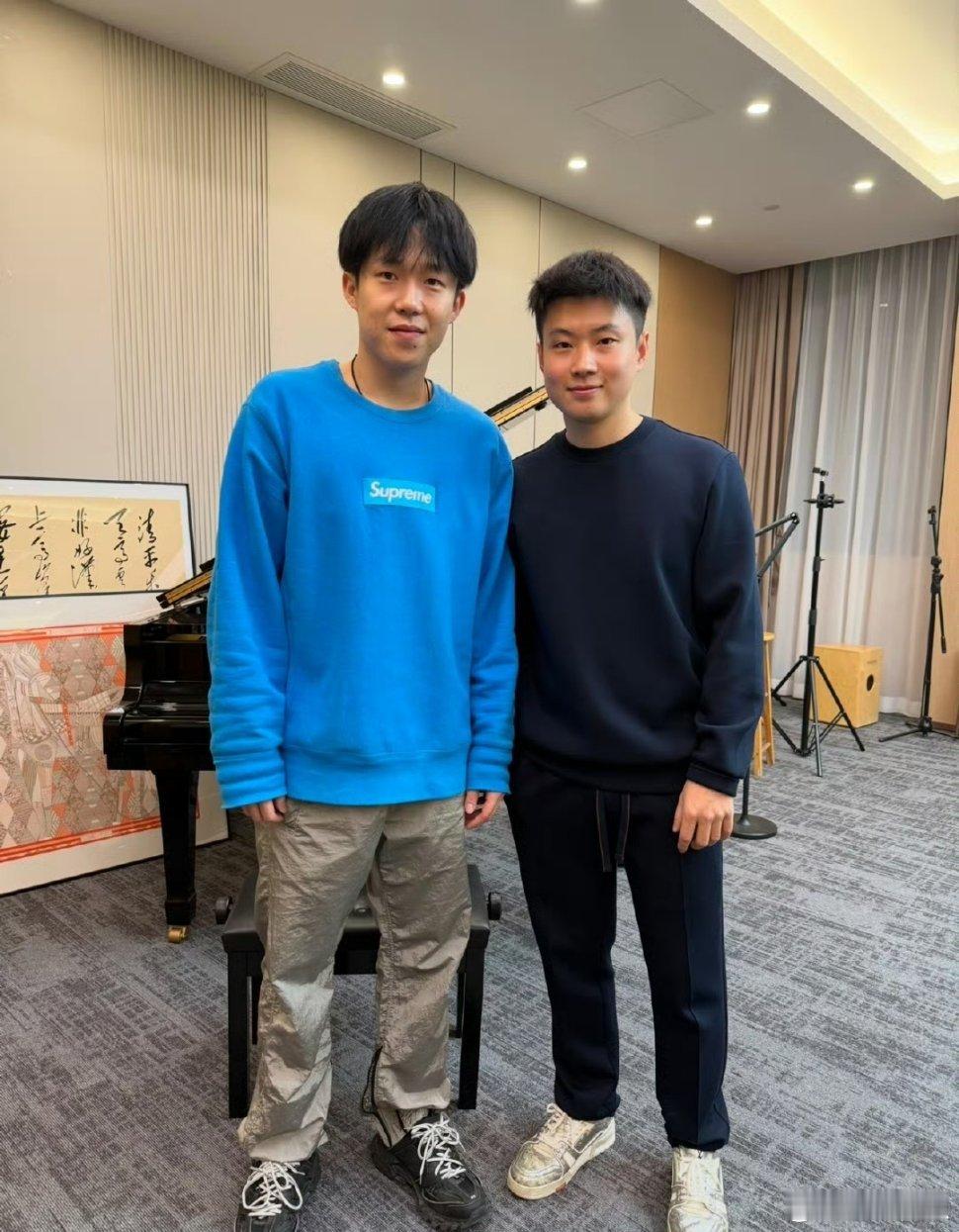 赵心童和王楚钦打台球2025年2月，在深圳举行的乒乓球亚洲杯期间，斯诺克选手赵心