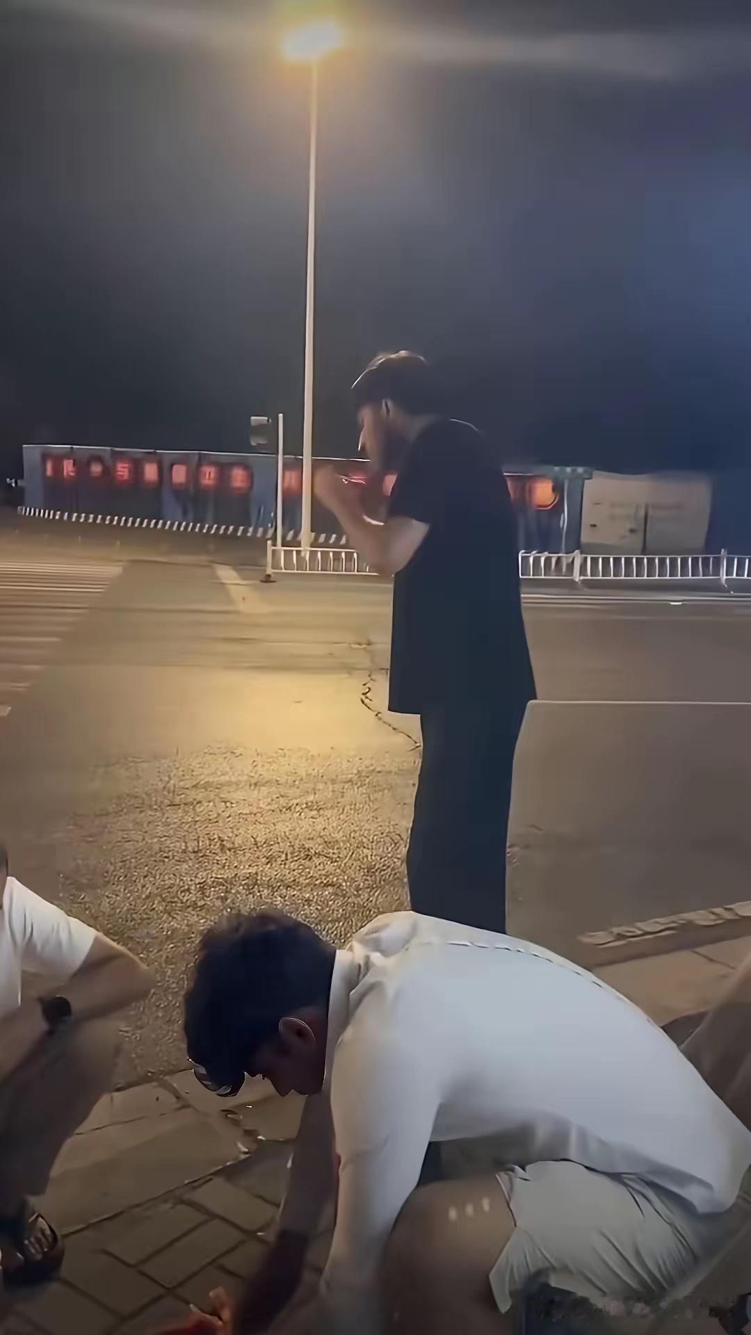 看完外网曝光的这段视频，心里真的挺不是滋味。几名外国人随意坐在城市人行道上，支起