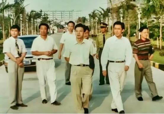 这是1995年，许家印陪他的老板视察珠岛花园的一张老照片，那时他37岁，意气风发