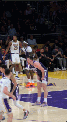 德罗赞扶着额头，一脸惆怅威少：让我们一起摇摆！国王输了20多分，显然这不会