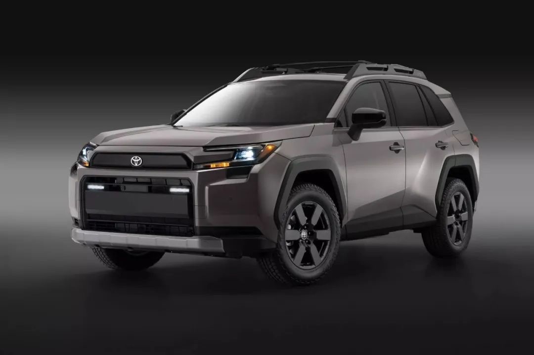 第六代丰田RAV4今天正式发布，新一代车型带来了三种外观套件，全系标配油电混动动