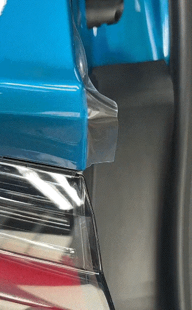 看了图片才知道，原来贴车衣也是个细致活啊。