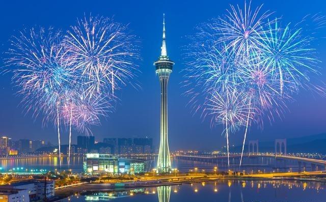 不能为了拍烟花而烟花，我总结了4个烟花拍摄的构图锦囊，告诉你烟花怎么拍！很多