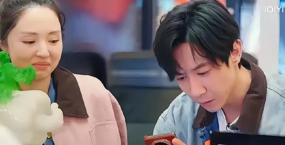 董璇这个表情，意味深长张维伊抢着结账，尴尬的是卡里的钱没能马上到位，