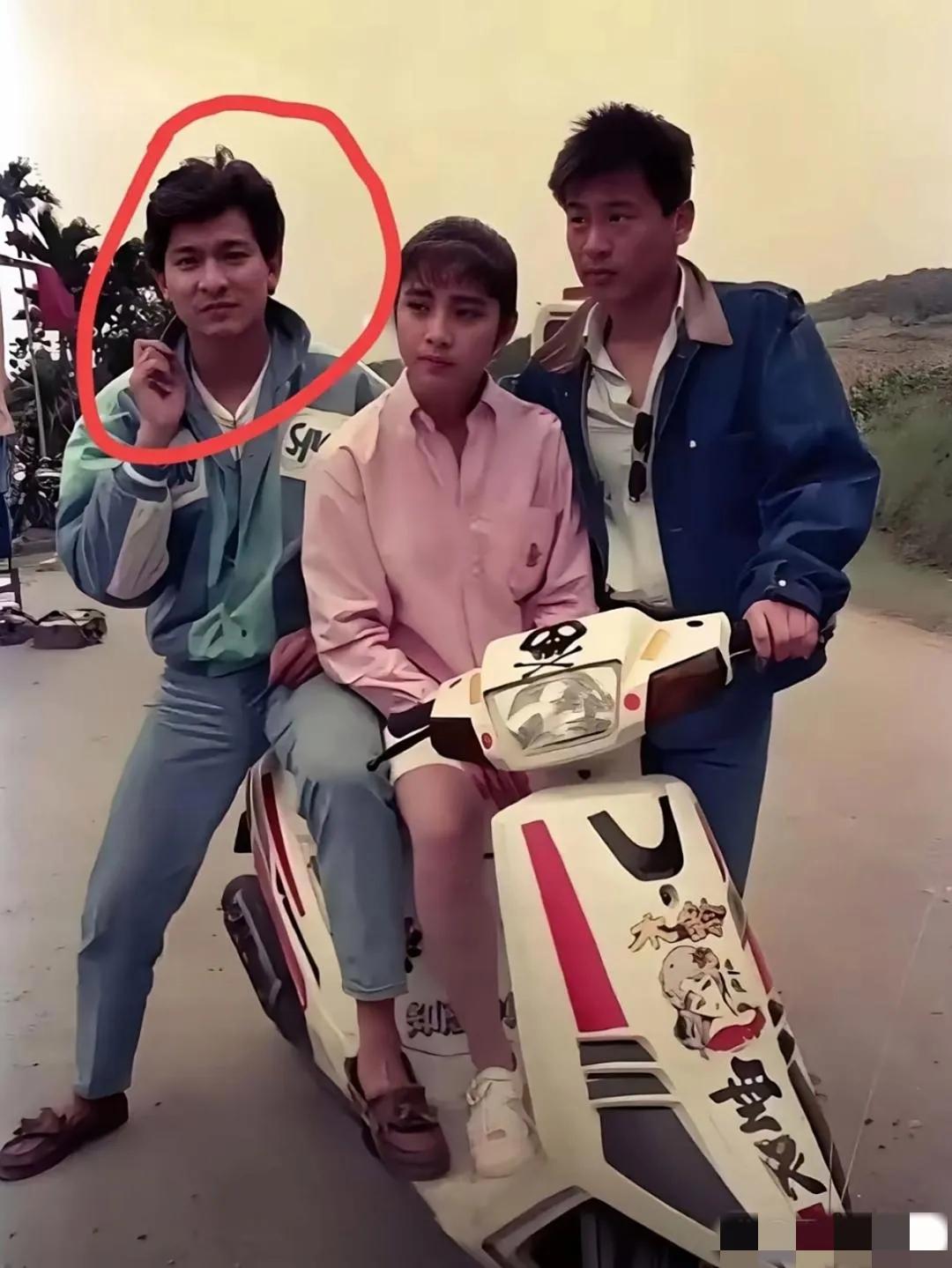 瞧，年轻时的刘德华双腿短粗也没有那么帅，岳翎竟然鼻孔外露也没那么美，看来的确是红