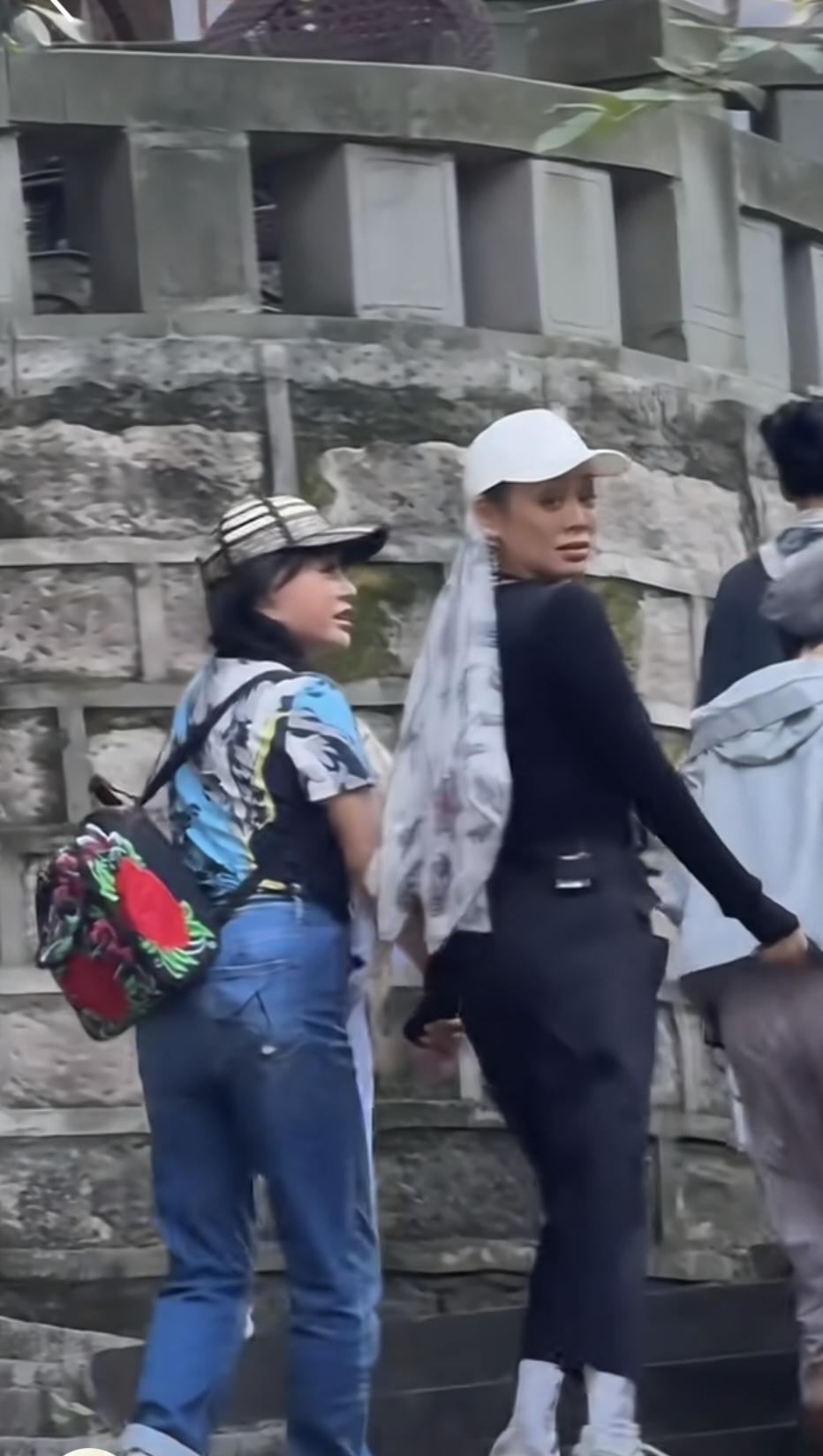 都是女中佼佼者啊：刘晓庆和宁静一起参加一路繁花2的拍摄。看咱庆奶，75岁了，那个