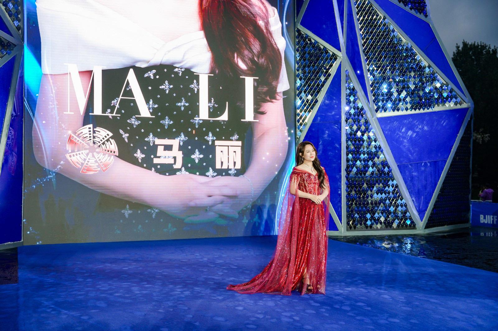 北影节红毯下车名场面北京国际电影节开幕式举行，舒淇、宋佳、马丽、张小斐、周冬雨