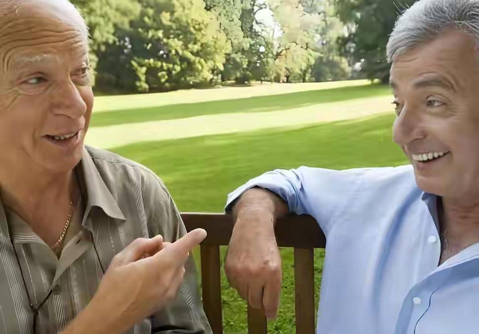 避开健康误区,力争活到100岁!黄昏之际,68岁的李大爷在小区长椅上看着自家