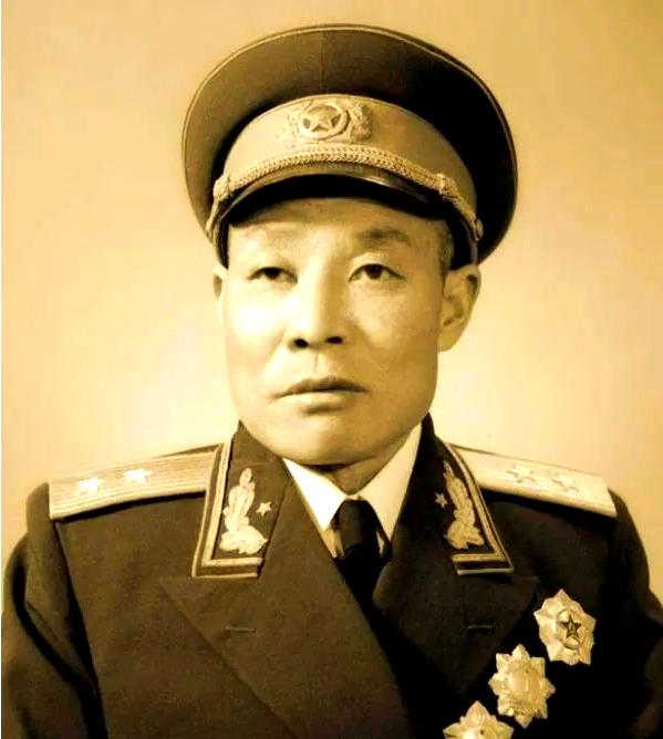 1934年，他重伤难以随军长征，奉命留下坚持斗争，靠着五人两枪，硬生生拉起一支让