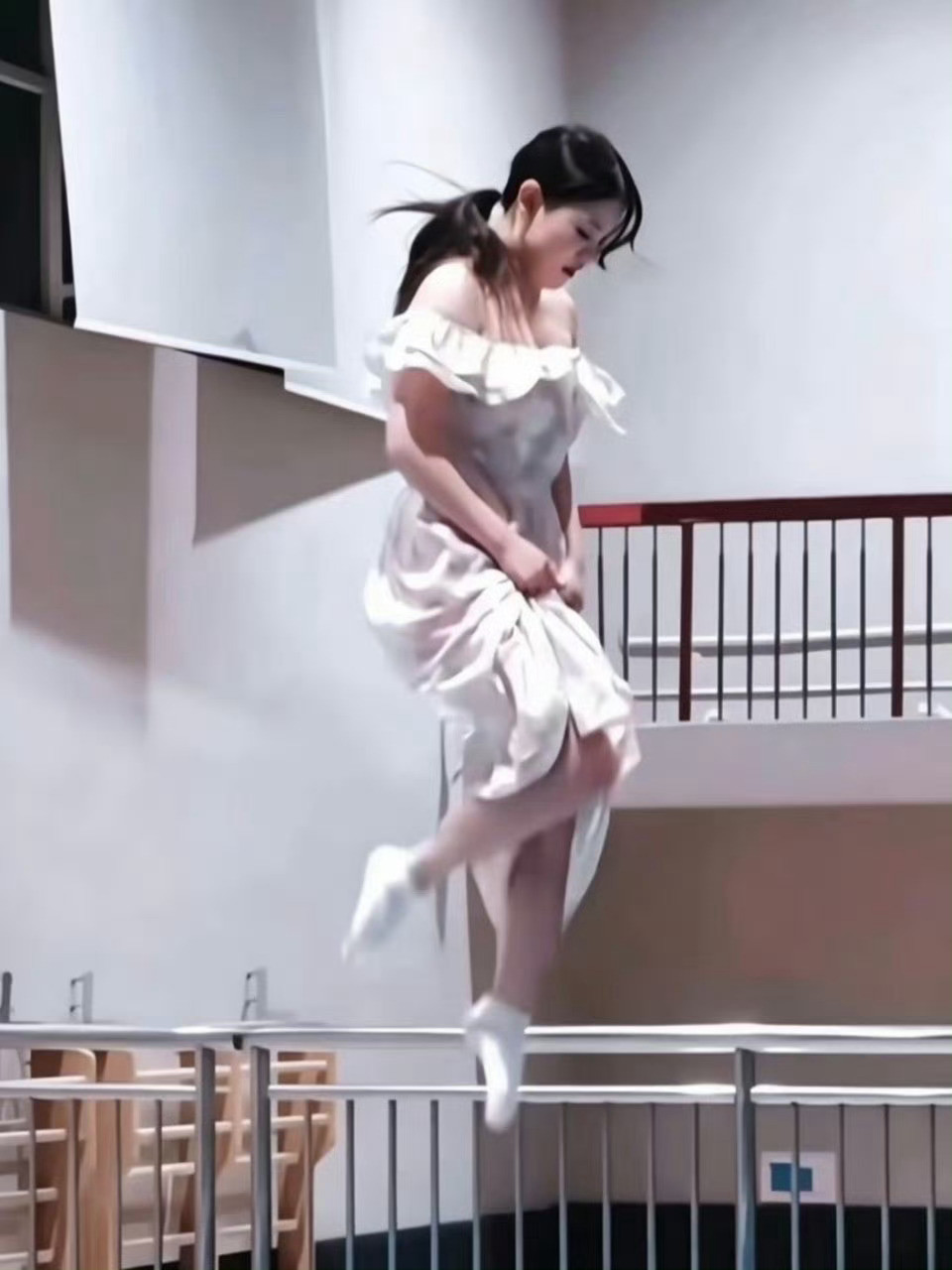 10月4日晚，跳水奥运冠军张家齐发长文告别综艺《我家那闺女》独居篇章，罕见正面回应与妈妈积攒多年的距