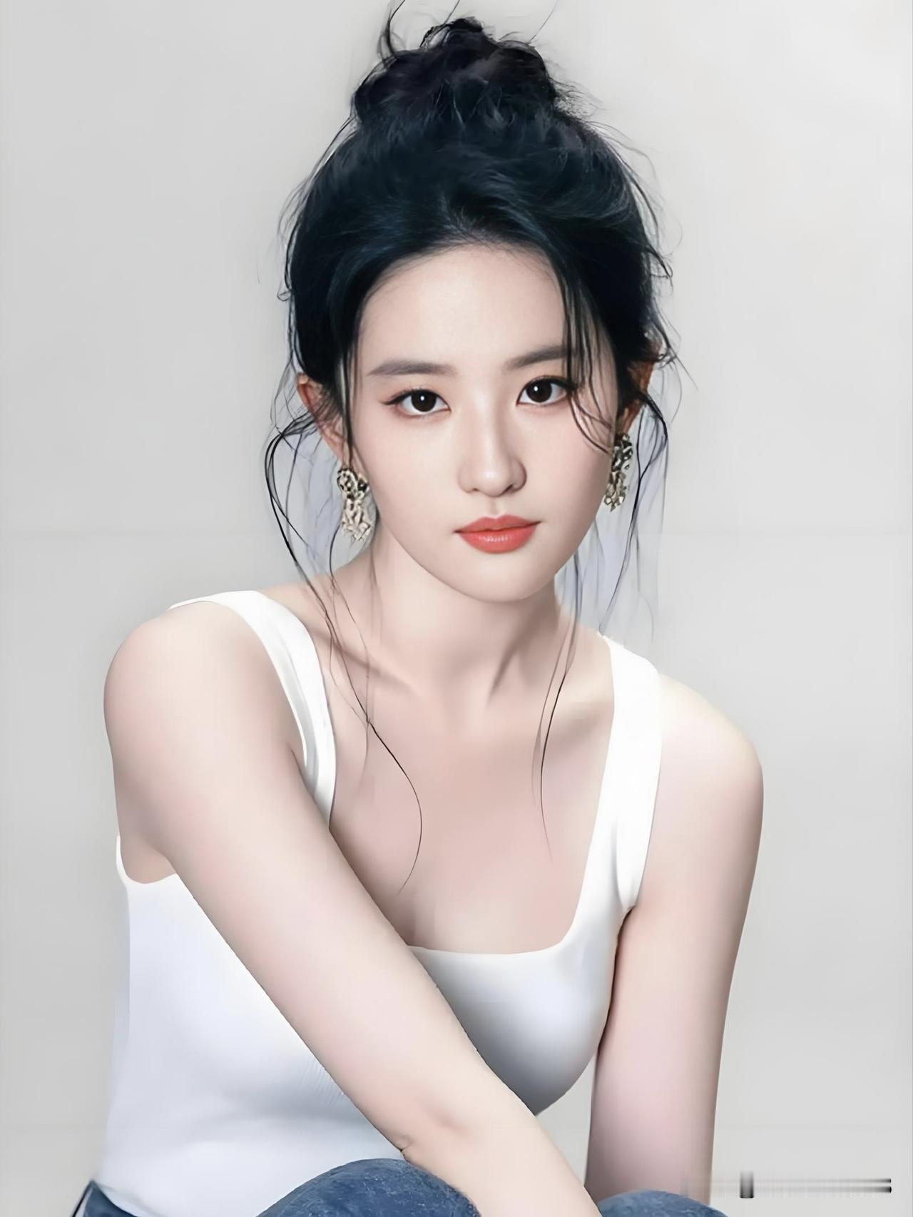 刘亦菲，气质清冷如仙，容貌惊为天人。以灵气演绎《仙剑奇侠传》赵灵儿，凭《梦华录》