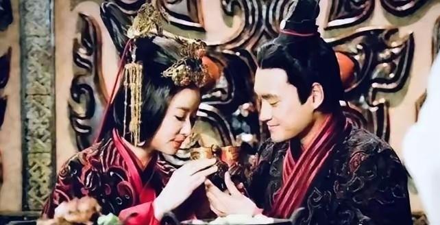 公元25年，刘秀称帝，连夜出宫接妻子。阴丽华见到日思夜想的丈夫，激动上前，却突然