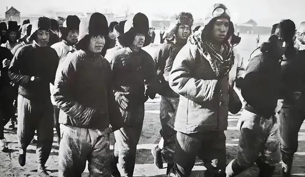 1946年解放军为投诚的2000土匪设宴接风，席间匪首脱下大衣，顺手挂到墙上，这