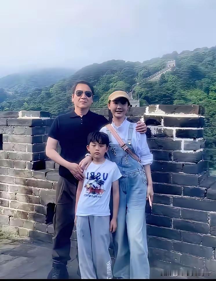 分手快30年，赖文峰已经结婚了，这是他们一家三口在长城游玩的合影，老婆长相甜美，
