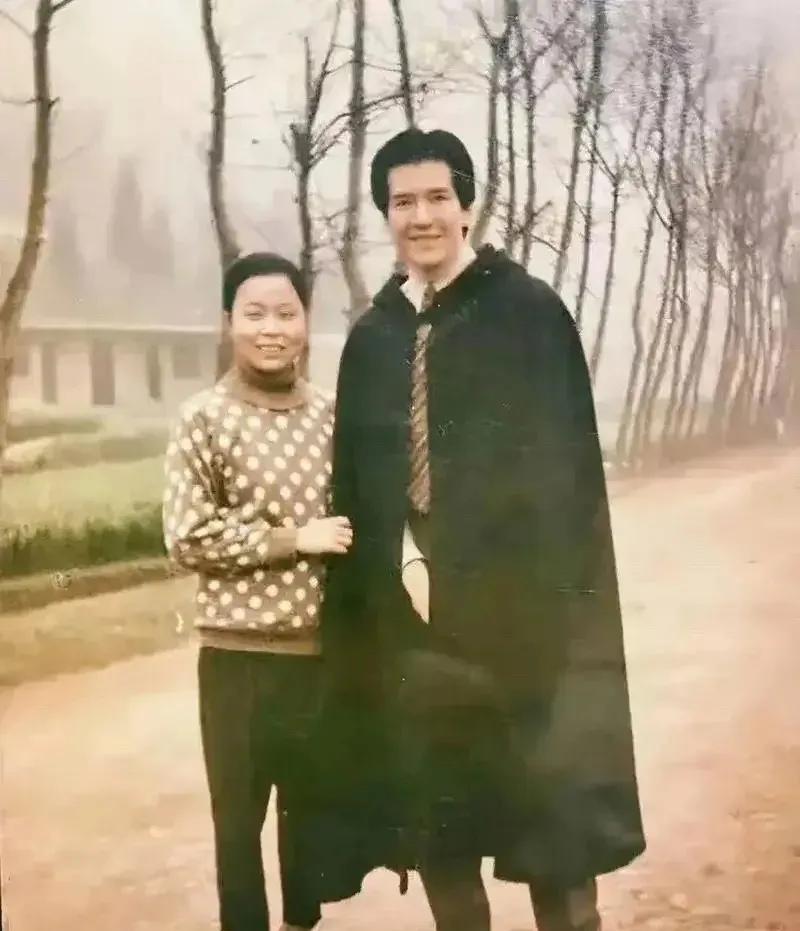 费翔与母亲合影照他的母亲也是很优秀，虽然个子矮小，有没有1米五左右，但是她年轻