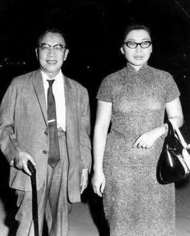 1956年，国学大师钱穆，61岁时三婚迎娶胡美琦。他盯着如花似玉的娇妻，突然间想