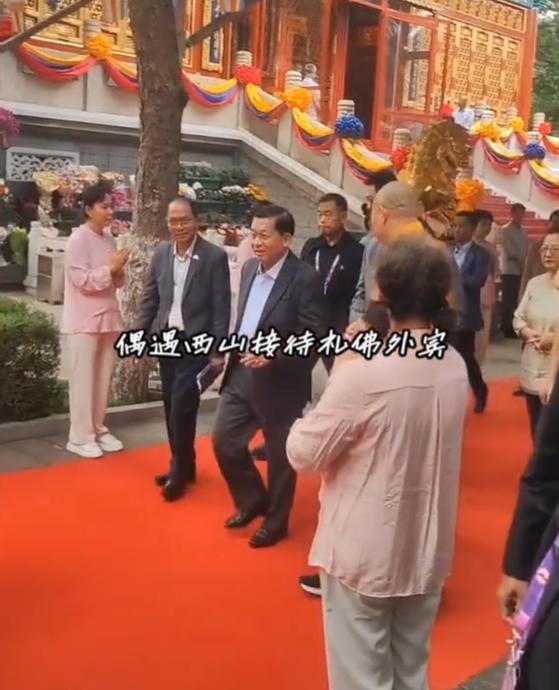 缅甸总统祈福被偶遇！敏昂莱打卡灵光寺，寺庙里铺满了红毯，他是缅甸代总统，参加93