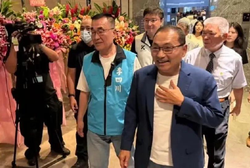 新北情势有变，张亚中发出第二波对比，李四川或应反思，侯友宜、郑丽文缺一不可！近