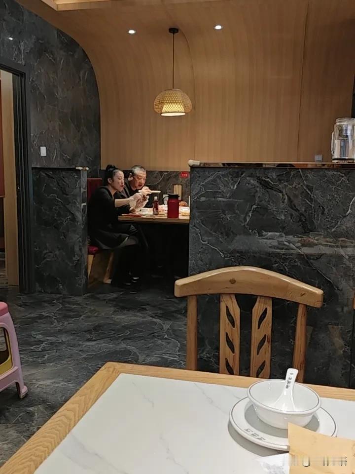 这家饭店真火，主要还是做的好吃。不光好吃，价格也亲民，它的菜品量小，适合人少消