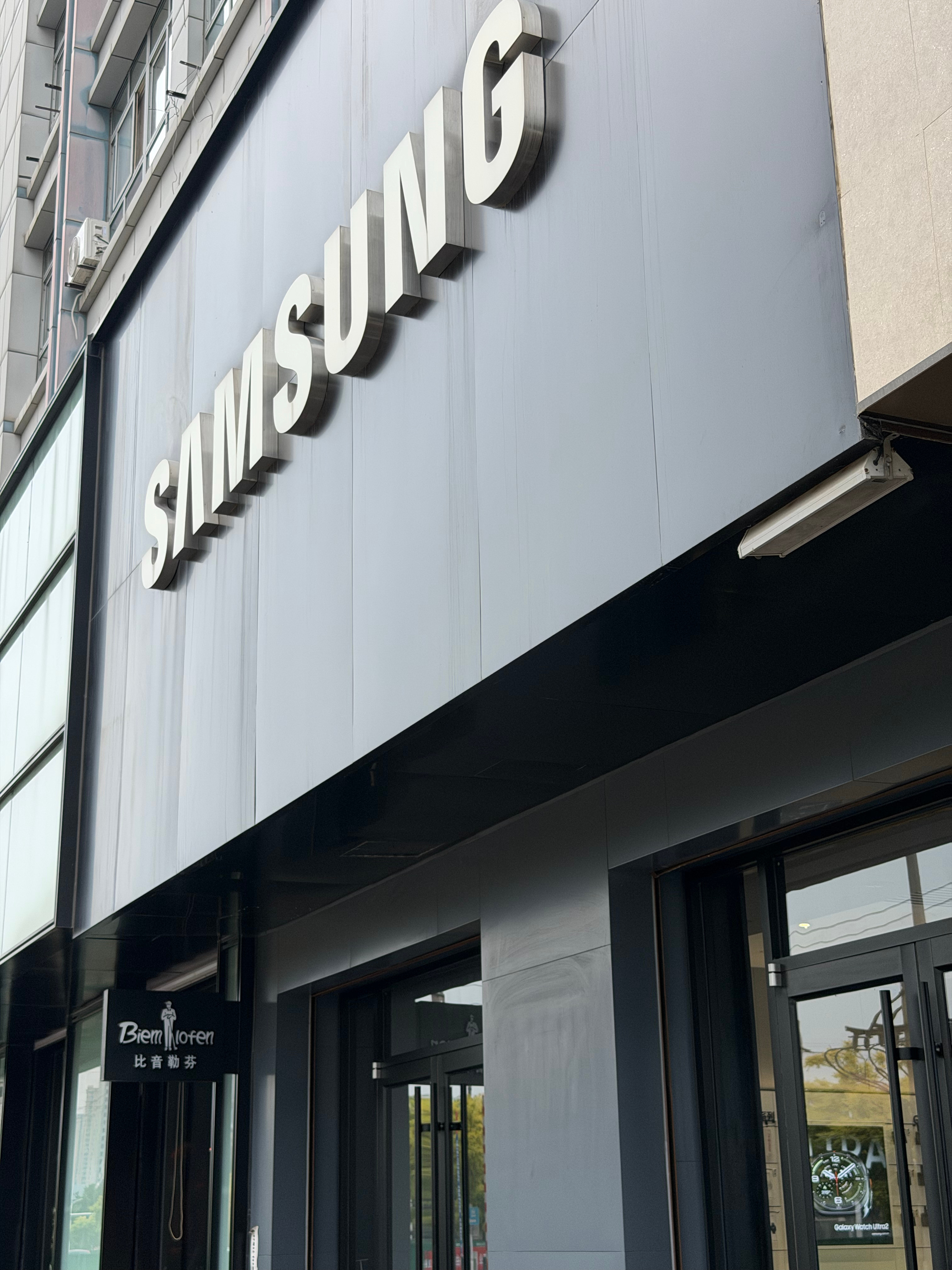 小城市是不行啊三星新出的那几款骚手机太勾人了，想着回家路上去店里看看，解解馋。竟