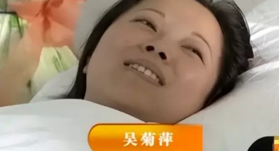 一位杭州的妈妈徒手接住了从10楼坠下的孩子，因为胳膊严重受伤，她收了孩子亲生父母