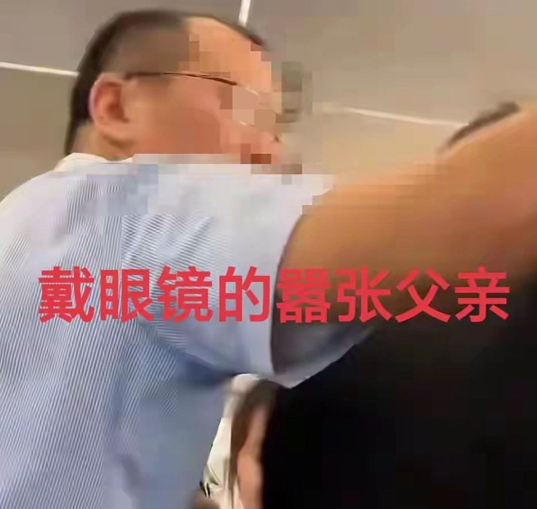 撒野的代价要来了！南航飞机上一家四口打乘客，还怒吼“他还是孩子”。父亲正脸曝光，
