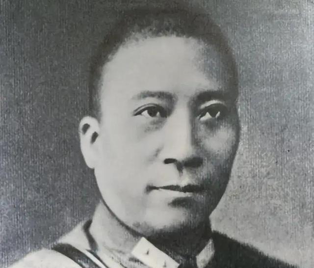张学良到晚年时候终于说出一个秘密，杨虎城全家被老蒋杀害，原因就是西安事变里真正主