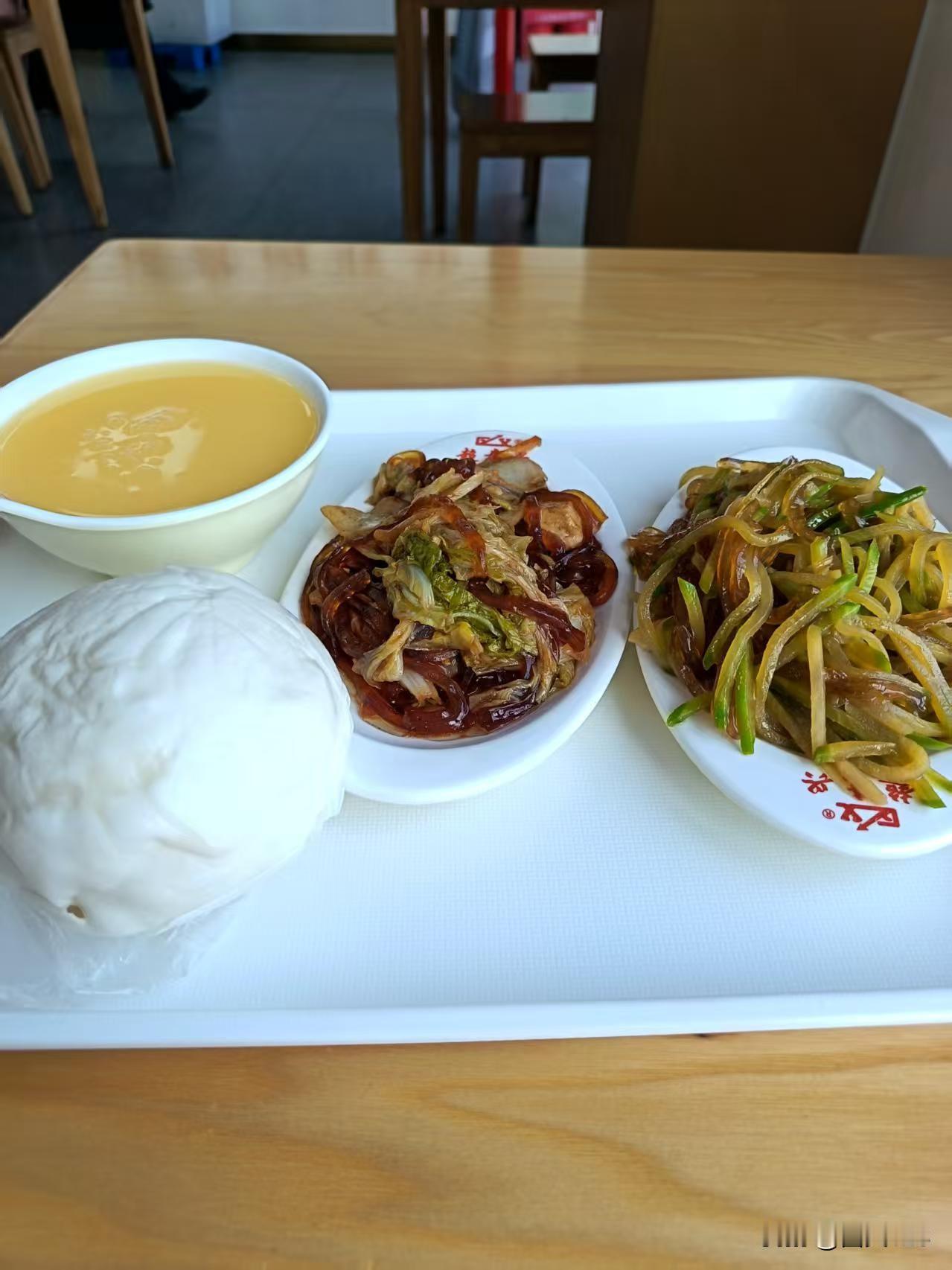 8元钱吃两个菜和一个馒头，免费的稀饭！不不得不说，烟台超意兴这价格确实惠民。