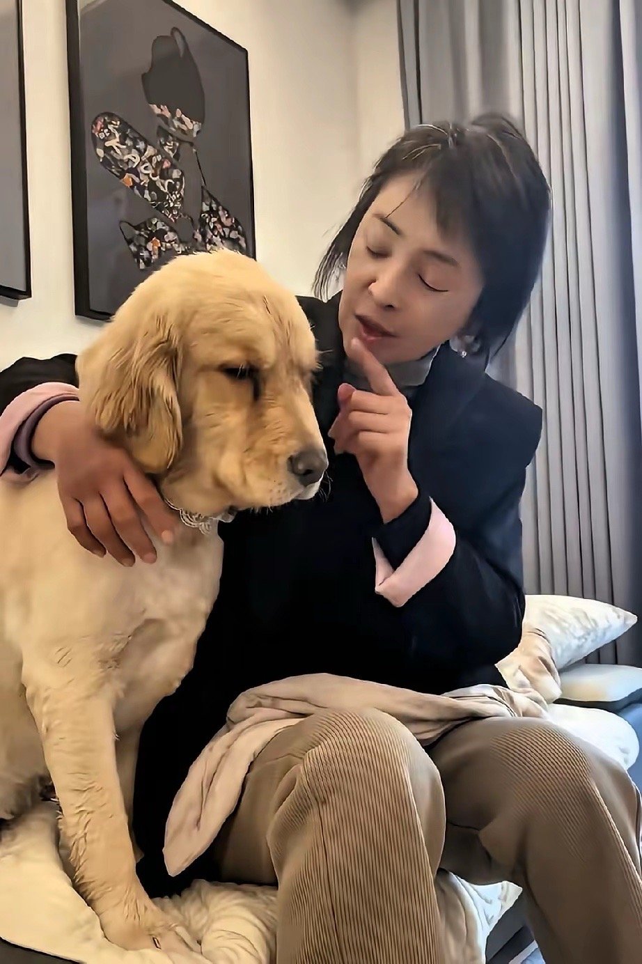 自从周海媚去世后，她养的一只名叫“墩墩”的狗狗就被李勤勤收养了。李勤勤经常说墩墩