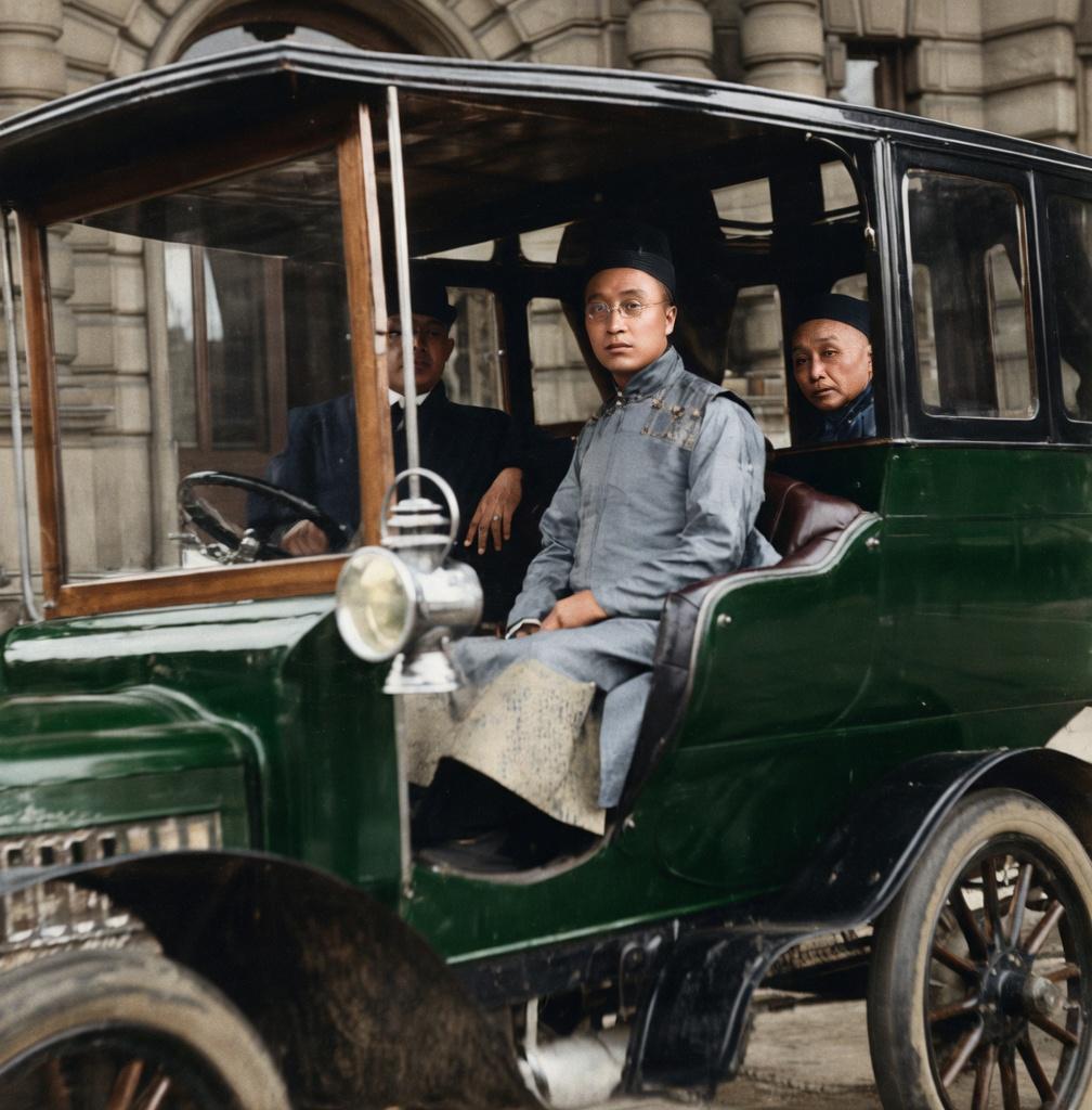 1904年，美国圣路易斯，清末宗室贝子爱新觉罗·溥伦访美期间乘坐早期豪华汽车的珍