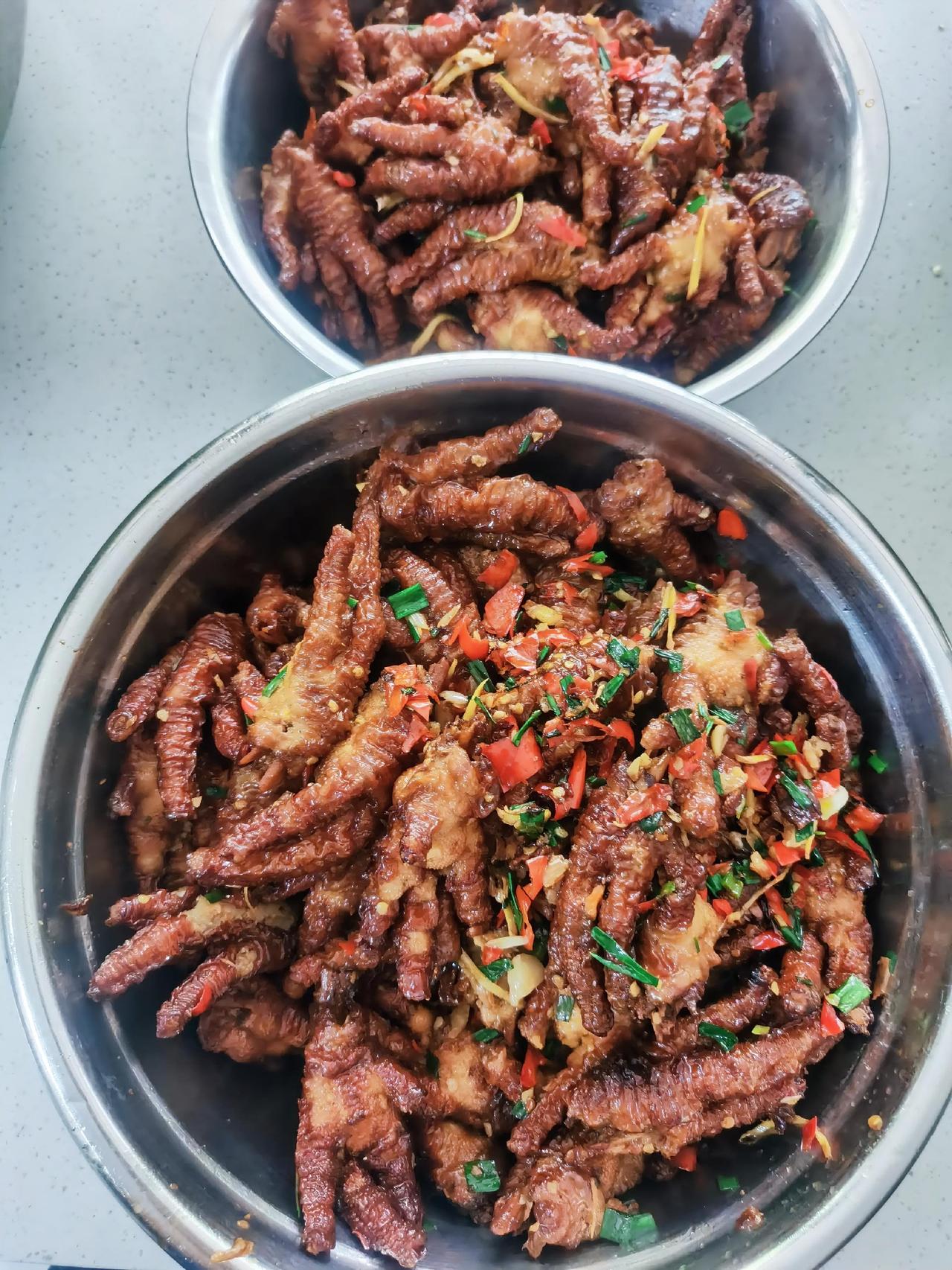 今日食堂家常菜谱：红烧鸡瓜猪肉炒四季豆炒青菜。该自己扛的都扛了，不能扛