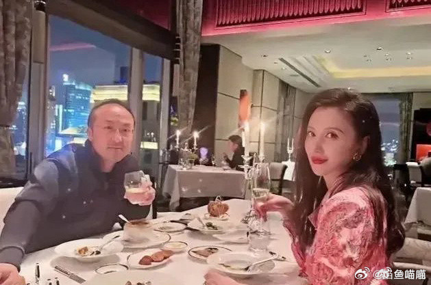 张萌和她的富豪老公，果然童话里都是骗人的，现实里的总裁真的不太好看。。。​​​