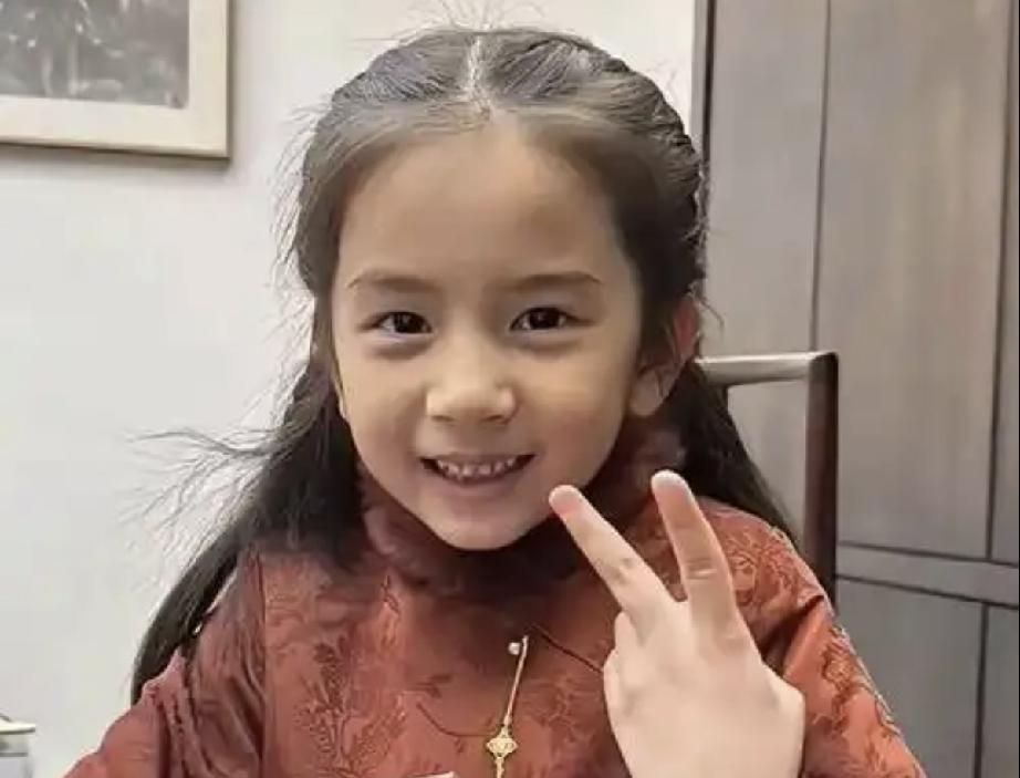 郭富城和方媛共有三个女儿，长女郭咏希，次女郭咏萱，小女儿郭咏心。郭咏希长的像妈